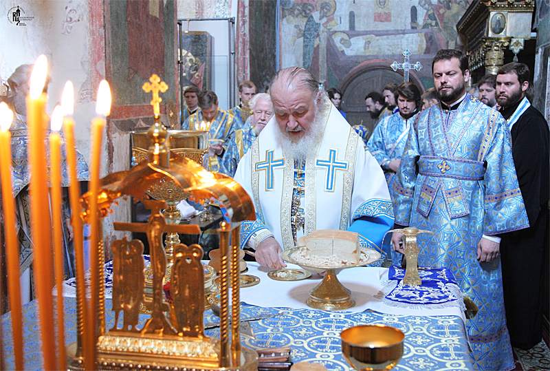 Патріарше служіння в Успенському соборі Кремля у свято Успіння Пресвятої Богородиці
