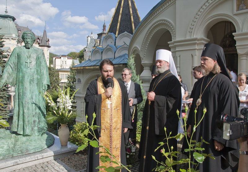 Освячення пам'ятника протоієрею Миколаю Рижкову, колишньому настоятелеві російського храму в Карлових Варах