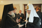 Святішому Патріарху Кирилу передана історична панагія, що належала Святішому Патріарху Олексію I