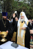 Vizita Patriarhului Kiril în eparhia de Lugansk. Sfinţirea pietrei de temelie a bisericii de pe teritoriul Spitalului Regional pentru Copii din Lugansk. Întîlnirea cu tinerii