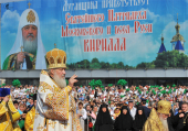 Предстоятель Русской Церкви возглавил служение Божественной литургии на Театральной площади г. Луганска