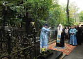 La finalul vizitei sale în oraşul Sanct-Petersburg Preafericitul Patriarh Kiril a vizitat Lavra Sfîntului Cneaz Alexandru Nevski săvârşind cîte o slujbă de pomenire a morţilor la cimitirele Nikolski şi Bolişeohtinski din Petersburg
