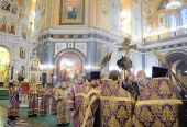 În ajunul sărbătorii Înălţării Sfintei Cruci Preafericitul Patriarh Kiril a săvârşit slujba privegherii în catedrala Hristos Mântuitorul din Moscova
