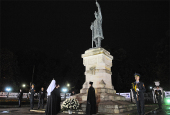 Предстоятель Русской Церкви возложил цветы к памятнику святому Стефану III Великому в Кишиневе