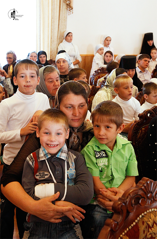 Первосвятительский визит в Черновицкую епархию. Посещение детского приюта Вознесенского Банченского монастыря в селе Молница