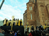 Митрополит Волоколамський Іларіон був присутній при освяченні хрестів нового вірменського кафедрального собору в Москві