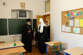 Preafericitul Patriarh Kiril a vizitat biserica Sfintei Treimi şi gimnaziul ortodox pe lângă catedrala Adormirii Maicii Domnului din Troiţe-Lâkovo