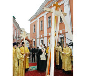 Sfinţirea crucei de pe cupola bisericii Sfîntului Apostol Ioan Teologul din piaţa Nouă