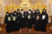 Патриарший экзарх всея Беларуси преподнес в дар Ватопедской обители частицу мощей преподобной Евфросинии Полоцкой