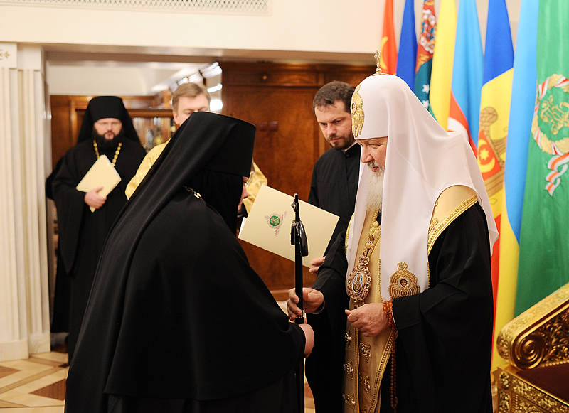 Înmânarea de către Preafericitul Patriarh Kiril a toiagului de egumenă stareței Mănăstirei Stavropighiale de Maici Piuhtițki cu hramul Adormirii Maicii Domnului