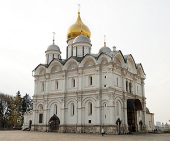 În ziua de pomenire a Soborului Sfinţilor Arhangheli Mihail şi Gavriil mitropolitul Iuvenalie a săvârşit Sfânta şi Dumnezeiasca Liturghie în Catedrala Sfinţilor Voievozi ai Oştilor Cereşti din Kremlin