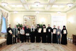 Вручение Патриарших наград сотрудникам Московской Патриархии, отмечавшим памятные даты в 2011 году Вручение Патриарших наград сотрудникам Московской Патриархии, отмечавшим памятные даты в 2011 году