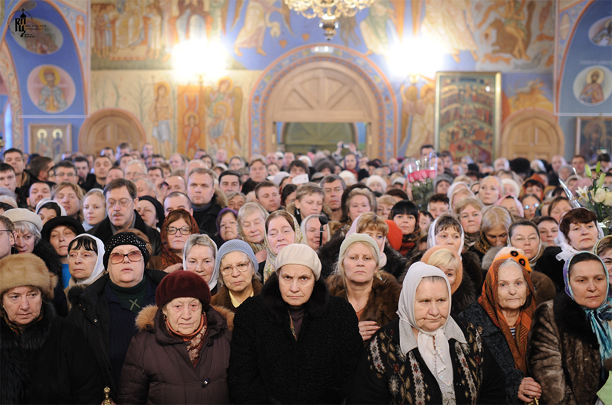 Люди в православном храме