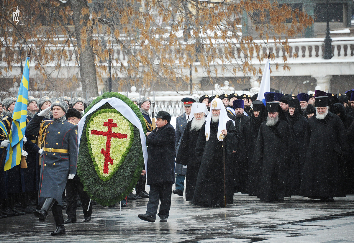 Покладання Святішим Патріархом Кирилом вінка до могили Невідомого солдата біля Кремлівської стіни в День захисника Вітчизни