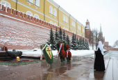 De Ziua Apărătorului Patriei, Întâistătătorul Bisericii Ruse a depus flori la mormântul Ostașului Necunoscut de lângă zidul Kremlinului