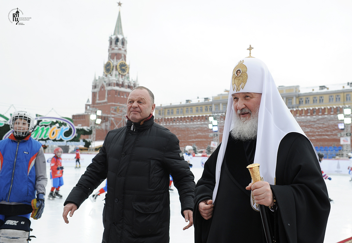 Вручение Святейшим Патриархом Кириллом наград участникам мини-турнира по хоккею с мячом на Красной площади