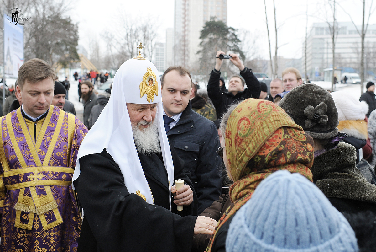 Освящение закладного камня в основание строящегося храма в честь святителя Ермогена в Москве