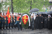 Напередодні Дня Перемоги Святіший Патріарх Кирил поклав вінок до могили Невідомого солдата біля Кремлівської стіни