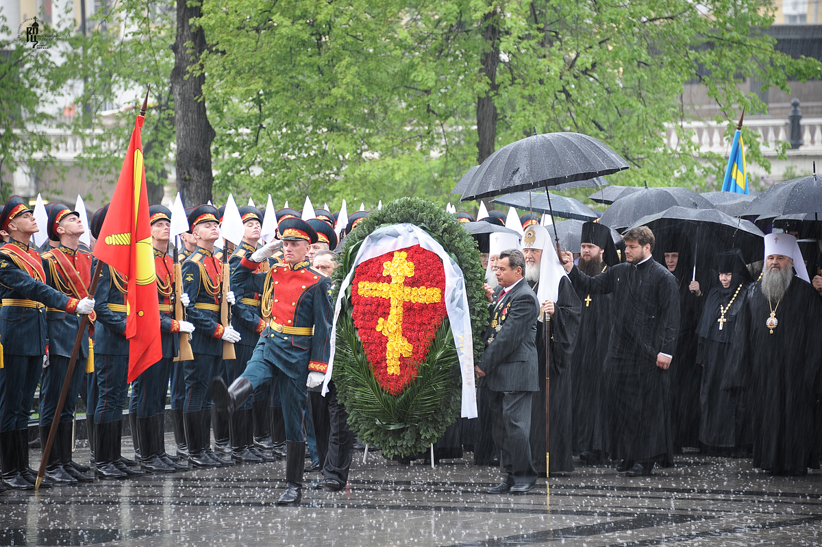Возложение венка к могиле Неизвестного солдата у Кремлевской стены в канун Дня Победы