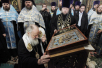Святейший Патриарх Кирилл перед чудотворной Курской Коренной иконе Божией Матери «Знамение», 2 октября 2011 года