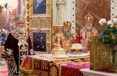 În zilele sărbătoririi reîntregirii Bisericii Ortodoxe Ruse din Patrie şi din Străinătate, Preafericitul Patriarh al Moscovei şi al întregii Rusii Kiril a condus slujirea Dumnezeieştii liturghii în catedrala Hristos Mântuitorul