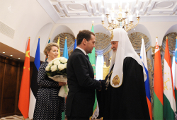 Встреча Святейшего Патриарха Кирилла с Председателем Правительства РФ Д.А. Медведевым Встреча Святейшего Патриарха Кирилла с Председателем Правительства РФ Д.А. Медведевым