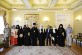 Предстоятель Русской Православной Церкви поздравил сотрудников Московской Патриархии, отмечающих юбилейные даты
