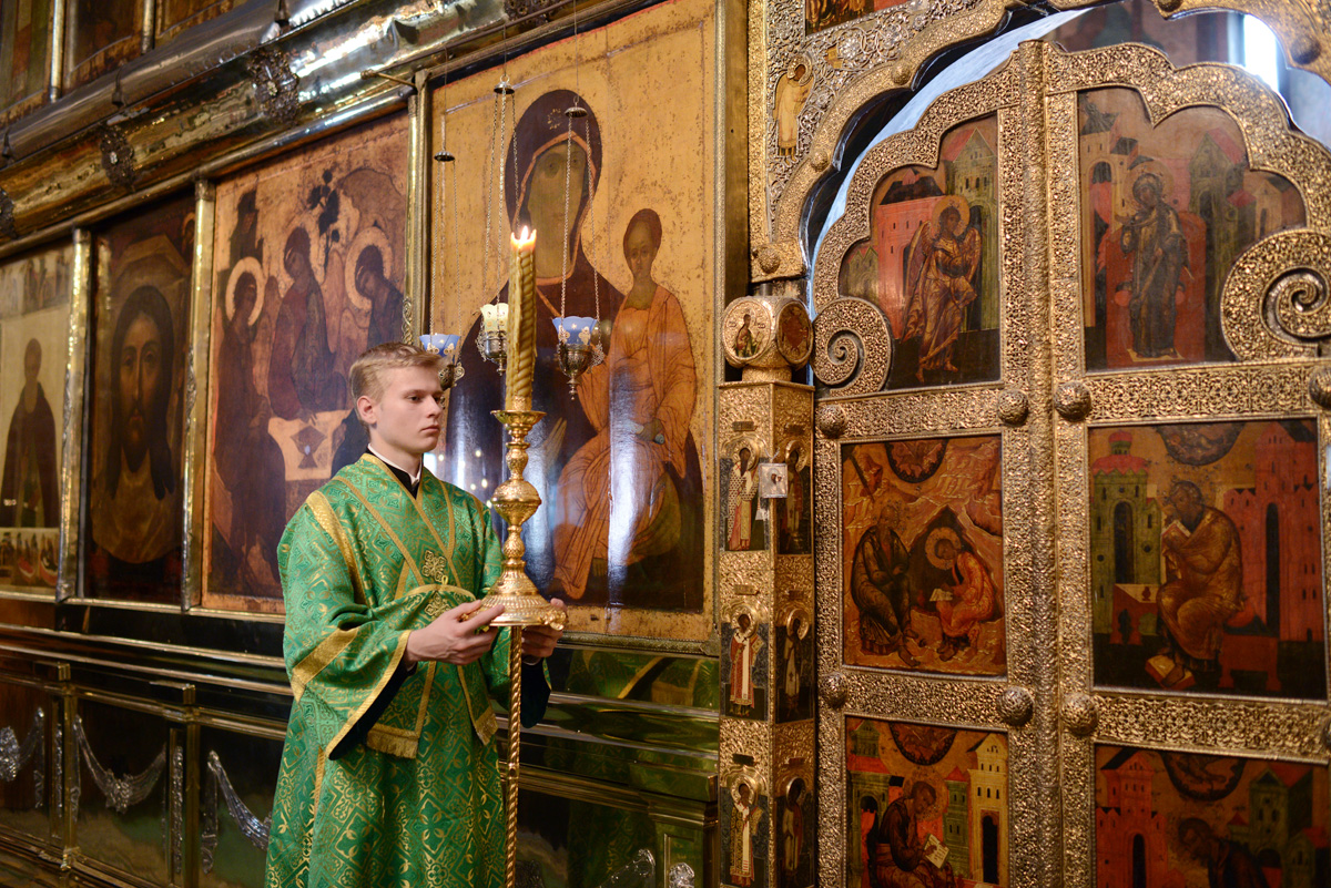 Priveghere la catedrala „Sfânta Treime” în lavra sfântului Serghie în ajunul zilei de pomenire a cuviosului Serghie de Radonej