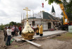 Установка купола и креста на временный храм при МГИМО