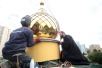 Установка купола та хреста на тимчасовий храм при МДІМВ
