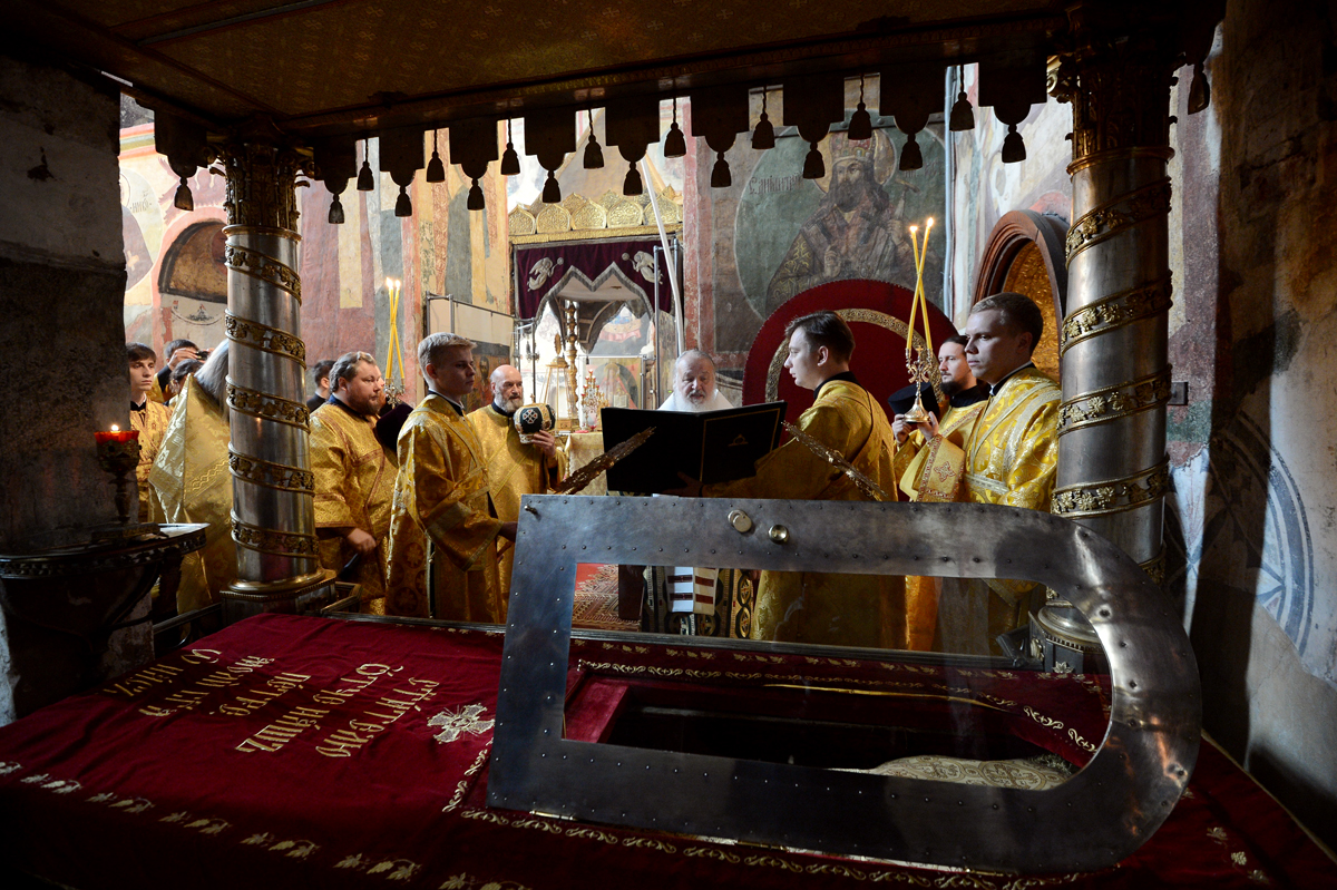 Патриаршее служение в день памяти перенесения мощей святителя Петра, всея России чудотворца, в Успенском соборе Кремля