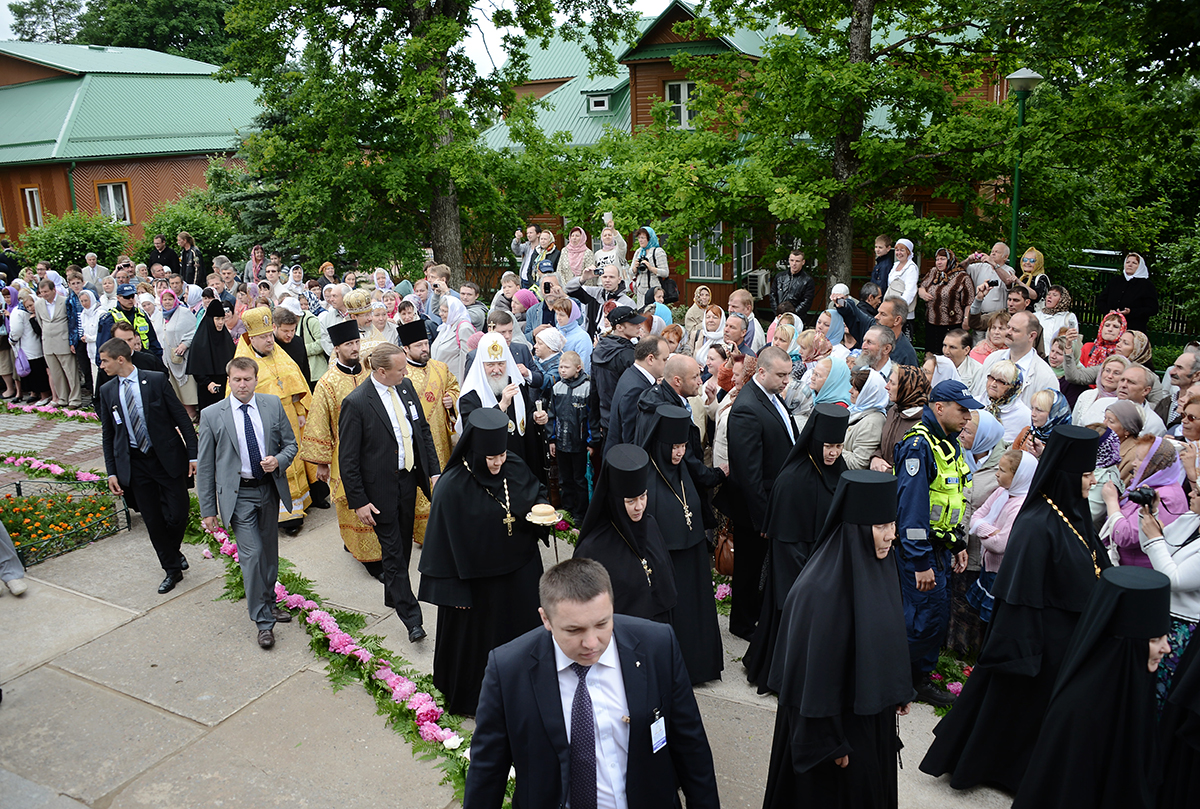 Патриарший визит в Эстонию. Божественная литургия в Пюхтицком монастыре