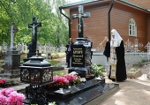 Vizita Patriarhului în Estonia. Vizitarea mănăstirii din Piuhtitsa. Litia pe mormântul egumenei Varvara (Trofimova)