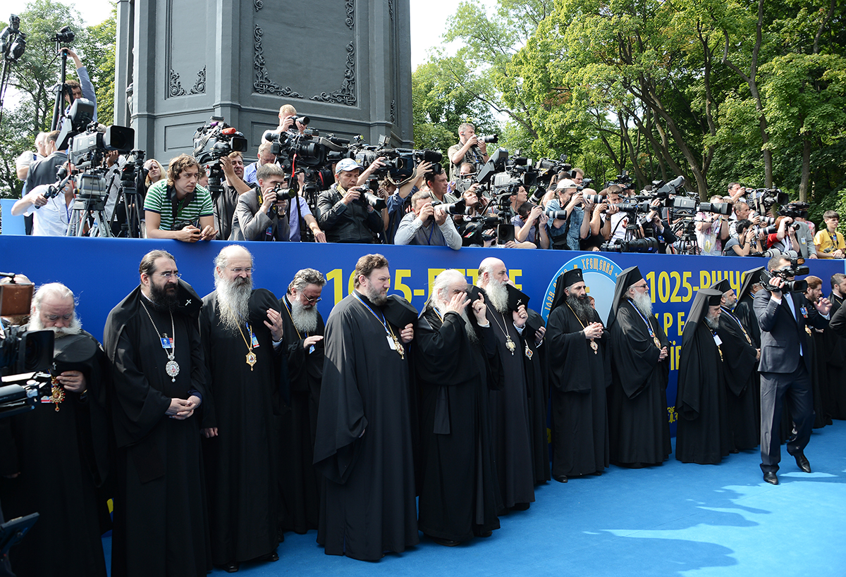Молебен на Владимирской горке в Киеве по случаю празднования 1025-летия Крещения Руси