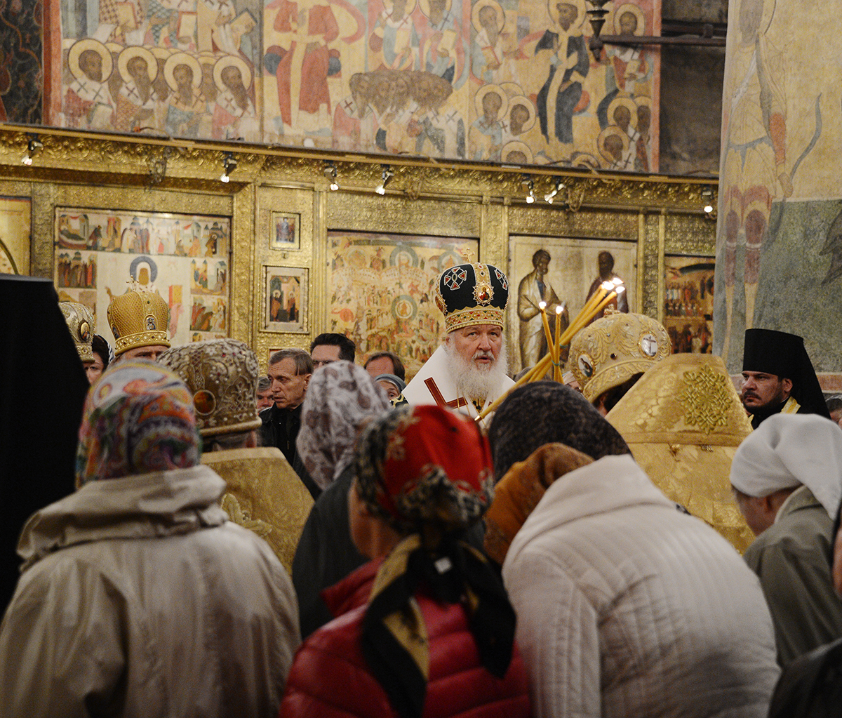 Патриаршее служение в праздник перенесения мощей святителя Московского Петра в Успенском соборе Кремля