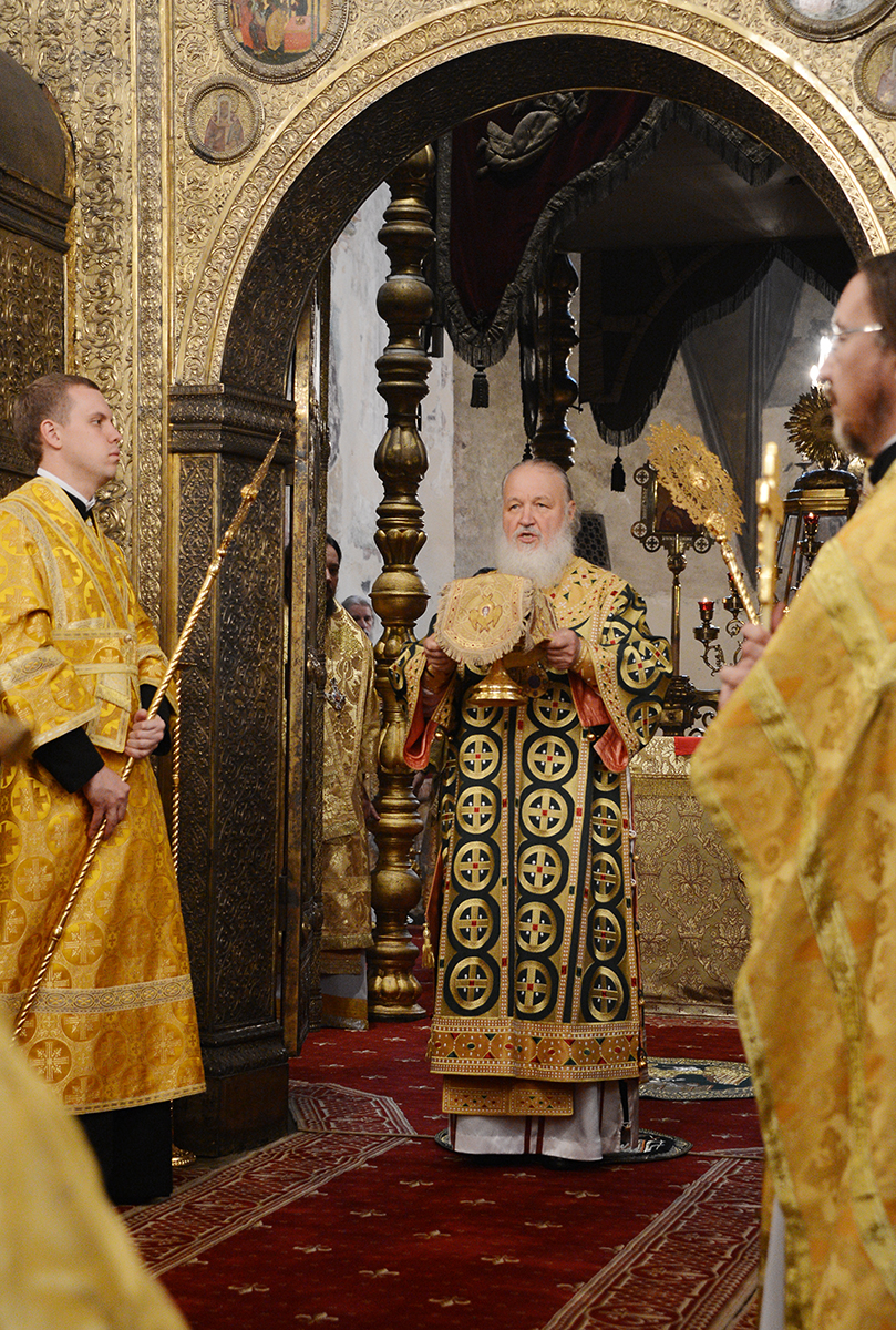 Патриаршее служение в праздник перенесения мощей святителя Московского Петра в Успенском соборе Кремля