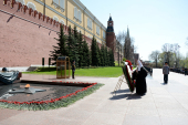 Depunerea florilor la mormântul Soldatului necunoscut lângă zidul Kremlinului în ajunul Zilei Biruinței