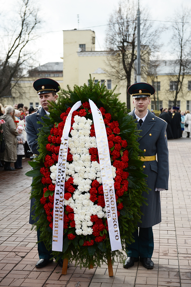 Depunerea coroanelor de flori la monumentul în cinstea eroilor Marelui război pentru apărarea Patriei la Podolsk