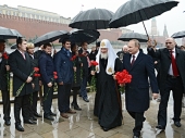 Святіший Патріарх Кирил взяв участь у церемонії покладання квітів до пам'ятника Кузьмі Мініну та Дмитру Пожарському на Червоній площі
