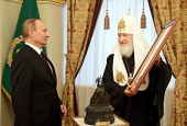 Preafericitul Patriarh Chiril i-a înmânat lui V.V. Putin premiul Soborului mondial al poporului rus