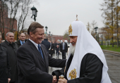 Святейший Патриарх Кирилл освятил отреставрированный обелиск в честь Дома Романовых у стен Московского Кремля