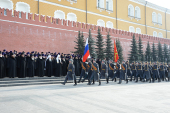 Depunerea de către Preafericitul Patriarh Chiril a coroanei de flori la mormântul Soldatului necunoscut de lângă zidul Kremlinului de ziua apărătorului Patriei