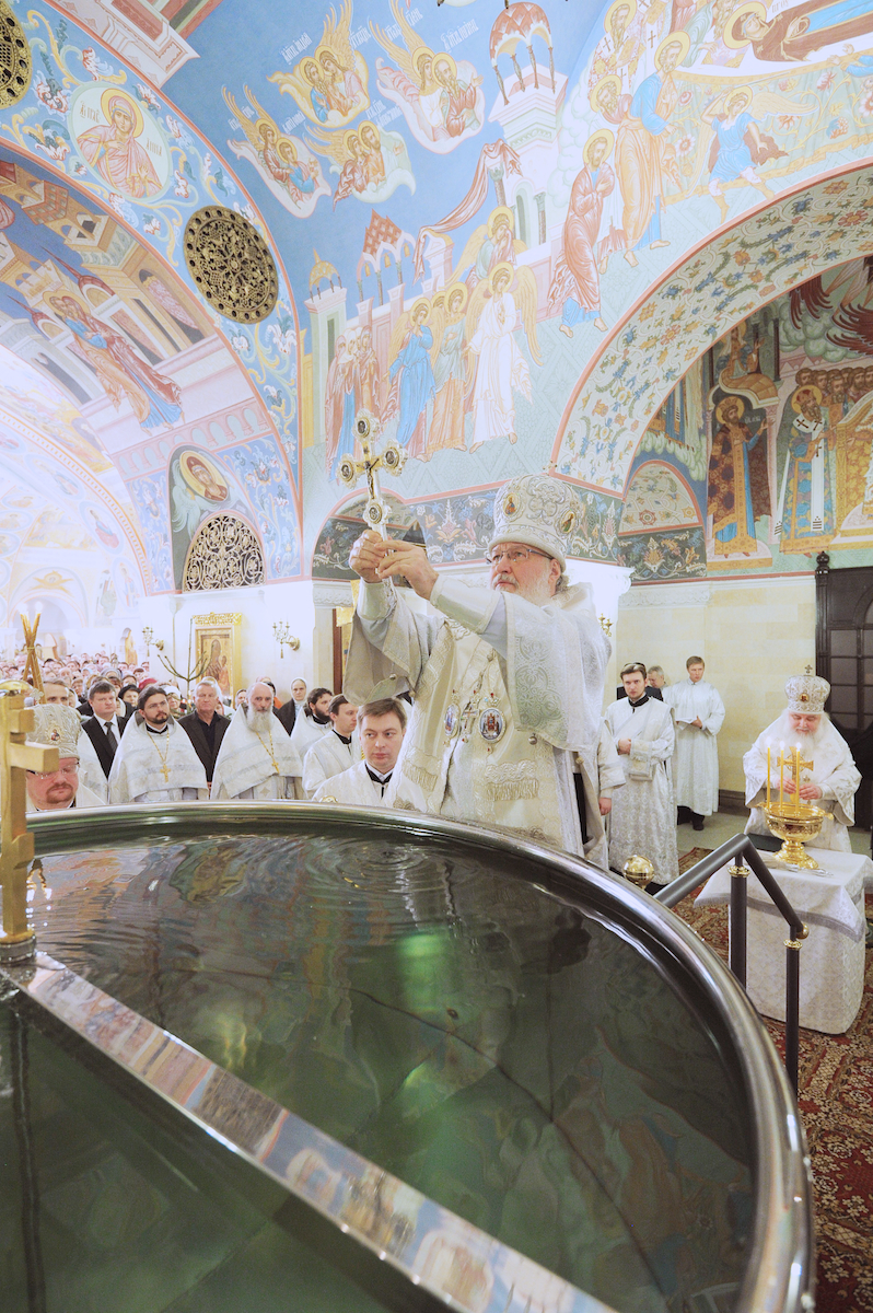 Освящение воды в Крещенский Сочельник в Храме Христа Спасителя