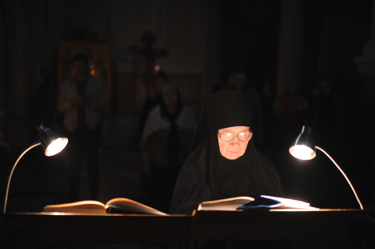 Монахиня на утрене в Иоанно-Предтеченском ставропигиальном монастыре в канун Великого вторника