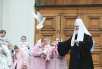 Патриарх Кирилл выпускает голубей после Божественной литургии в Благовещенском соборе Кремля в праздник Благовещения Пресвятой Богородицы