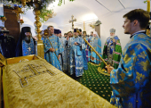 Молебень біля раки з мощами святителя Тихона, Патріарха Всеросійського, в Донському монастирі