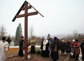 Mitropolitul de Novgorod și Staraia Russa Lev a sfințit crucea memorabilă pe locul tragediei în centrul de psihoneurologie „Oxoci”