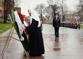 De ziua apărătorului Patriei Întâistătătorul Bisericii Ruse a depus o coroană de flori la mormântul Soldatului necunoscut lângă zidul Kremlinului