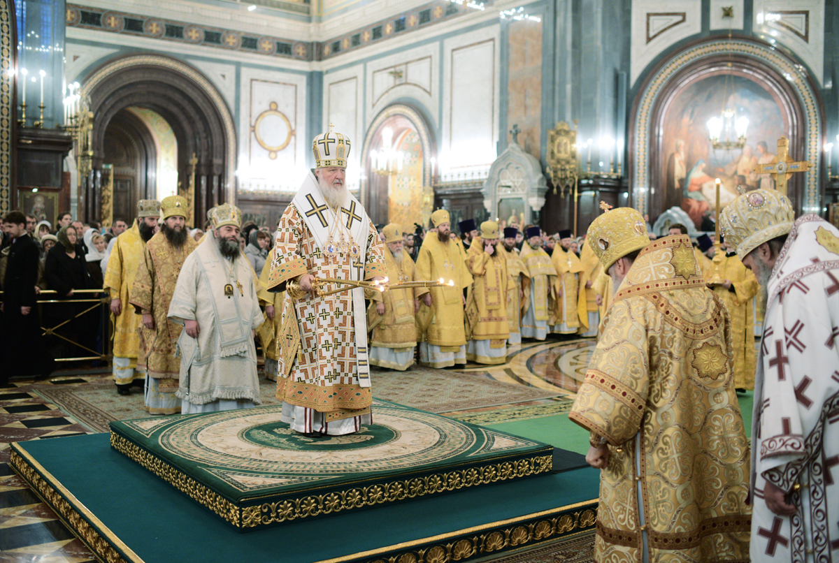 Slujirea Patriarhului în catedrala „Hristos Mântuitorul” în anul aniversării alegerii sfântului ierarh Tihon în Tronul Patriarhal. Hirotonia arhimandritului Vasilii (Danilov) în treapta de episcop de Kotlas