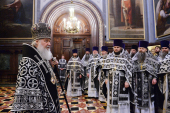 În Miercurea Mare Preafericitul Patriarh Chiril a oficiat Liturghia Darurilor înainte Sfințite la catedrala „Hristos Mântuitorul” și a decorat un șir de clerici ai or. Moscova cu distincții bisericești